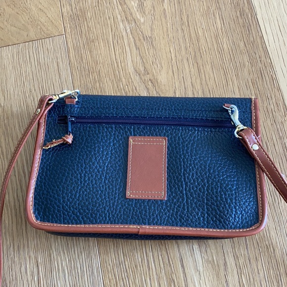 Dooney & Burke clutch and cross body bag - Picture 12 of 12